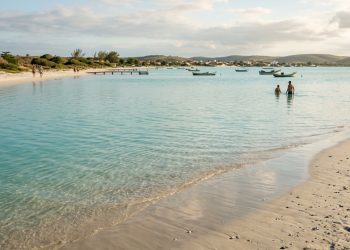 Iguaba Grande destaca-se por lagoa hipersalina e praias tranquilas ideais para famílias