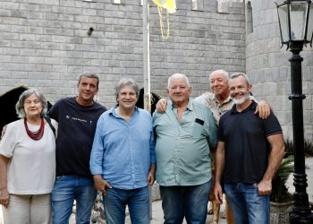 Prefeitura de Maricá realiza oficina de escultura em madeira com artista mineiro
