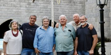 Prefeitura de Maricá realiza oficina de escultura em madeira com artista mineiro