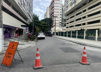 Interdição na Rua Lemos Cunha causa trânsito intenso em Icaraí, Niterói