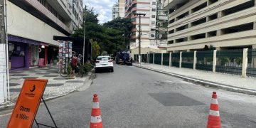Interdição na Rua Lemos Cunha causa trânsito intenso em Icaraí, Niterói