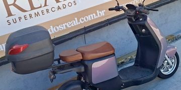 Ciclomotor deixado em Niterói permanece abandonado sem explicação aparente