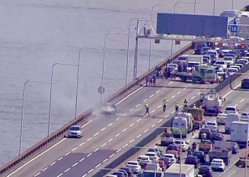 Carro pega fogo na Ponte Rio-Niterói e causa interdição temporária de faixas