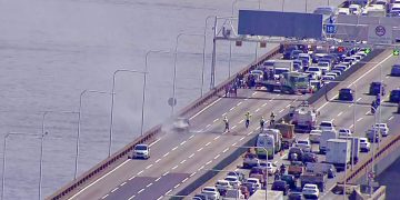 Carro pega fogo na Ponte Rio-Niterói e causa interdição temporária de faixas