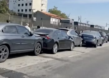 Engavetamento envolvendo 11 veículos na BR-101 causa duas vítimas e trânsito congestionado