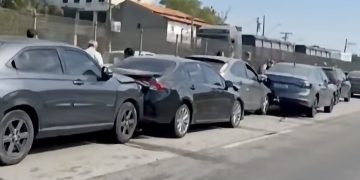 Engavetamento envolvendo 11 veículos na BR-101 causa duas vítimas e trânsito congestionado