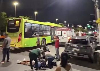 Acidente na Praia de São Francisco, em Niterói, fere duas pessoas em motocicleta