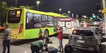 Acidente na Praia de São Francisco, em Niterói, fere duas pessoas em motocicleta