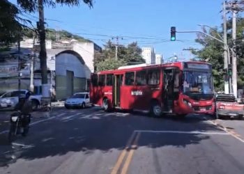 Polícia apreende fuzil durante operação contra criminosos em Niterói; trânsito é parcialmente interditado