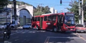 Polícia apreende fuzil durante operação contra criminosos em Niterói; trânsito é parcialmente interditado