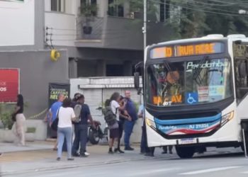 Acidente envolvendo ônibus e dois carros na Avenida Roberto Silveira, em Icaraí