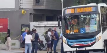 Acidente envolvendo ônibus e dois carros na Avenida Roberto Silveira, em Icaraí