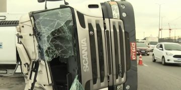 Caminhão carregado de frutas tombou na BR-101 em Niterói, causando trânsito intenso