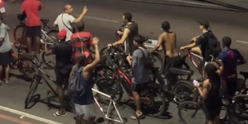 Entregadores de aplicativos protestam por melhorias em Icaraí na véspera do Dia do Trabalhador