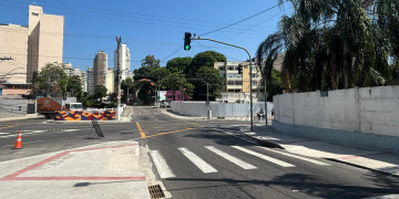 Obra de saneamento em Icaraí provoca mudanças de trânsito na Avenida Ary Parreiras