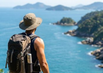Ilha Grande, em Angra dos Reis, destaca-se como destino ecológico privilegiado e acessível por mar