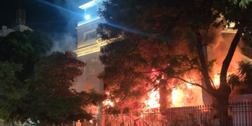 Incêndio de curto-circuito em contêiner externo de restaurante na Região Portuária do Rio foi controlado, sem vítimas