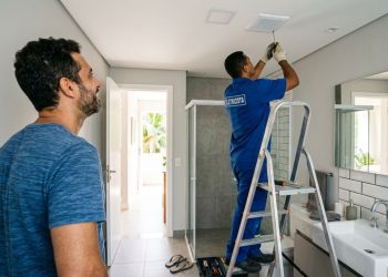 Instalação de exaustor de teto combate mofo e garante ventilação eficiente em banheiros