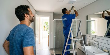 Instalação de exaustor de teto combate mofo e garante ventilação eficiente em banheiros