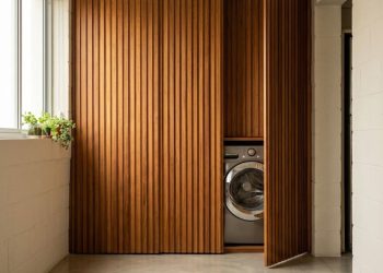 Soluções de marcenaria e ventilação otimizam integração de área de serviço em lares brasileiros