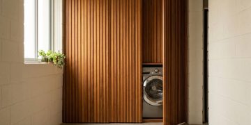 Soluções de marcenaria e ventilação otimizam integração de área de serviço em lares brasileiros