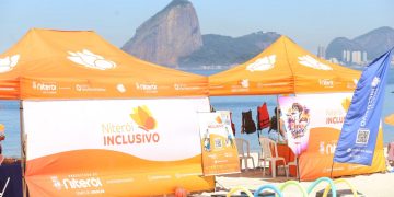 Praia Sem Barreiras promove inclusão com estrutura de acessibilidade em Niterói