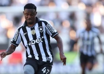 Lyon cobra R$ 33,9 milhões do Botafogo por não pagamento na venda de Jeffinho