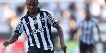 Lyon cobra R$ 33,9 milhões do Botafogo por não pagamento na venda de Jeffinho