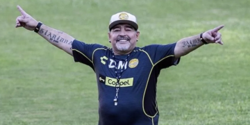 Justiça argentina reabre julgamento de profissionais de saúde por morte de Maradona