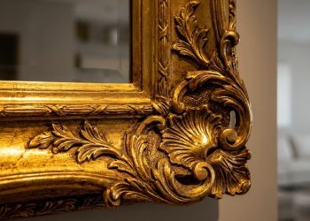 Molduras ornamentadas em ouro 24 quilates elevam elegância na decoração interior brasileira