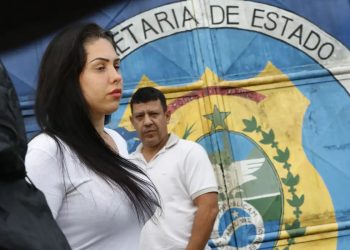 Monique Medeiros se entrega à polícia após manutenção de prisão preventiva pelo STF
