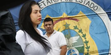 Monique Medeiros se entrega à polícia após manutenção de prisão preventiva pelo STF