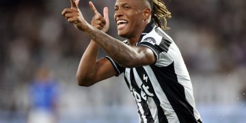 Botafogo avalia venda de Danilo para clubes do Brasil, Inglaterra e Rússia