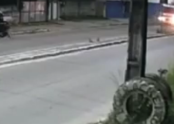 Motociclista de 19 anos morre atropelado por caminhão da Enel em Duque de Caxias