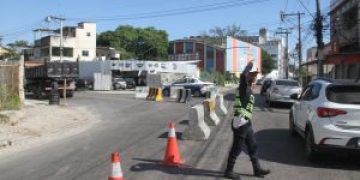 Guardas municipais auxiliam no trânsito durante obras do projeto MUVI em São Gonçalo