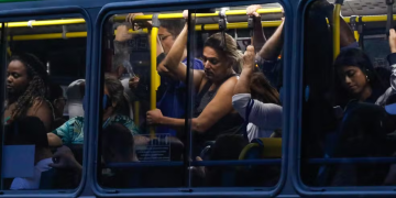 Governo do Rio de Janeiro autoriza multas por assédio moral contra mulheres no transporte público
