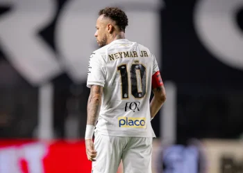 Neymar critica arbitragem e faz comentário considerado sexista após advertência