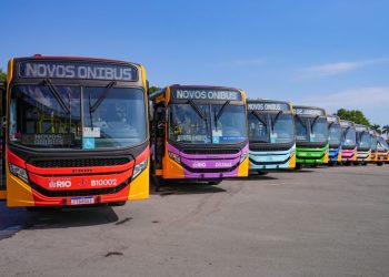 Prefeitura do Rio apresenta 102 novos ônibus com ar-condicionado para fortalecer a renovação do transporte público