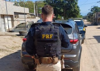 PRF apreende carro com sinais adulterados e suspeito de receptação na BR-101