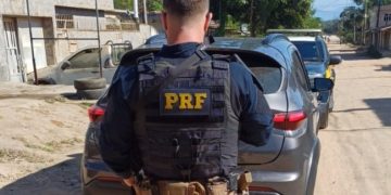 PRF apreende carro com sinais adulterados e suspeito de receptação na BR-101