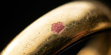 Manchas vermelhas em joias de ouro no Brasil: causas, prevenção e cuidados profissionais