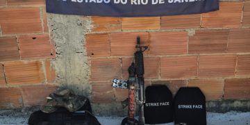 Polícia prende quatro homens armados e apreende fuzil, pistolas e drogas em São Gonçalo