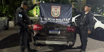 Polícia de São Gonçalo recupera Mercedes-Benz roubado após denúncia e confronto