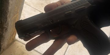 Polícia dispara contra suspeito em tiroteio no conjunto habitacional Minha Casa Minha Vida, em Itaipuaçu