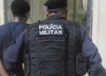 Homem é preso após assalto a ônibus no Centro de Niterói durante perseguição de passageiros