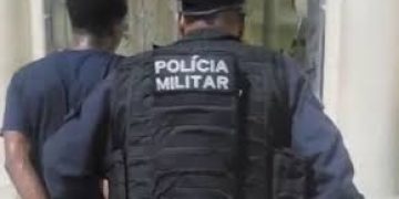 Homem é preso após assalto a ônibus no Centro de Niterói durante perseguição de passageiros