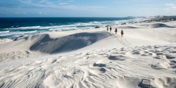 Praia das Dunas em Cabo Frio: preservação, esportes náuticos e tranquilidade na Região dos Lagos