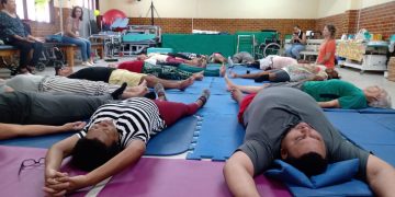 Niterói realiza aulão de yoga do Abril Laranja para amputados e em reabilitação