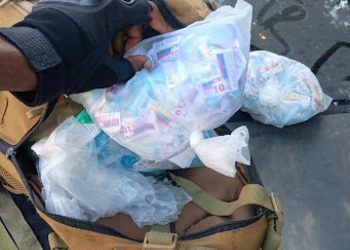 Operação contra o Comando Vermelho prende dois, recupera veículos e apreende drogas em São Gonçalo