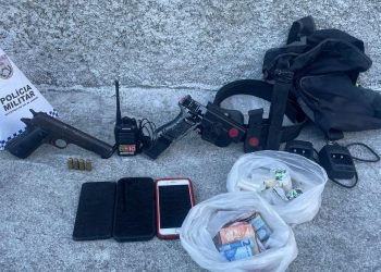 Operação apreende arma, simulacro e prende três suspeitos em Itaboraí